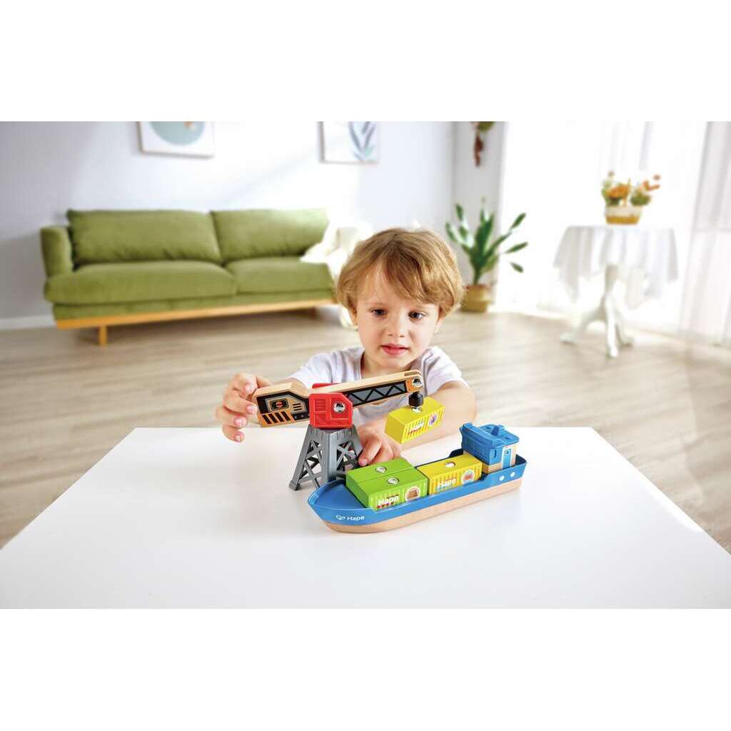 Frachtschiff und Hafenkran