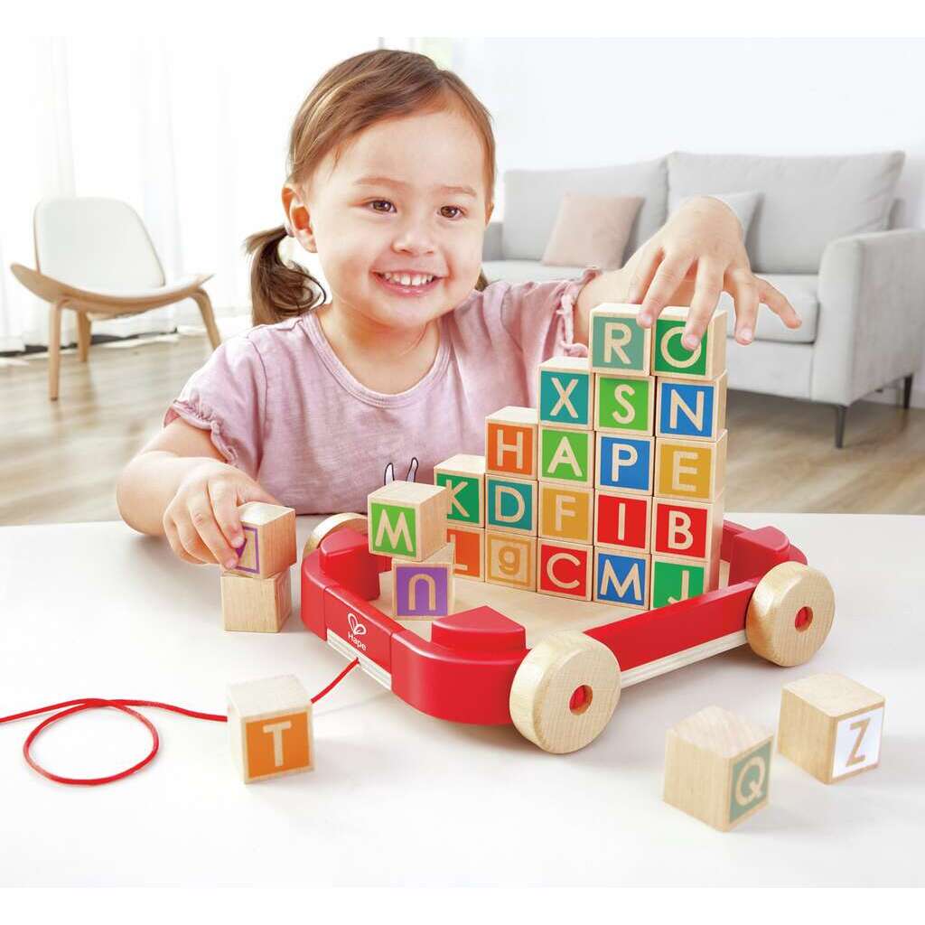 Buchstabenbauklötze im Nachziehwagen