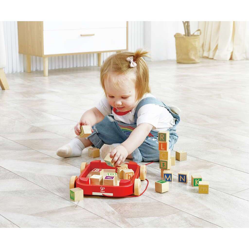 Buchstabenbauklötze im Nachziehwagen