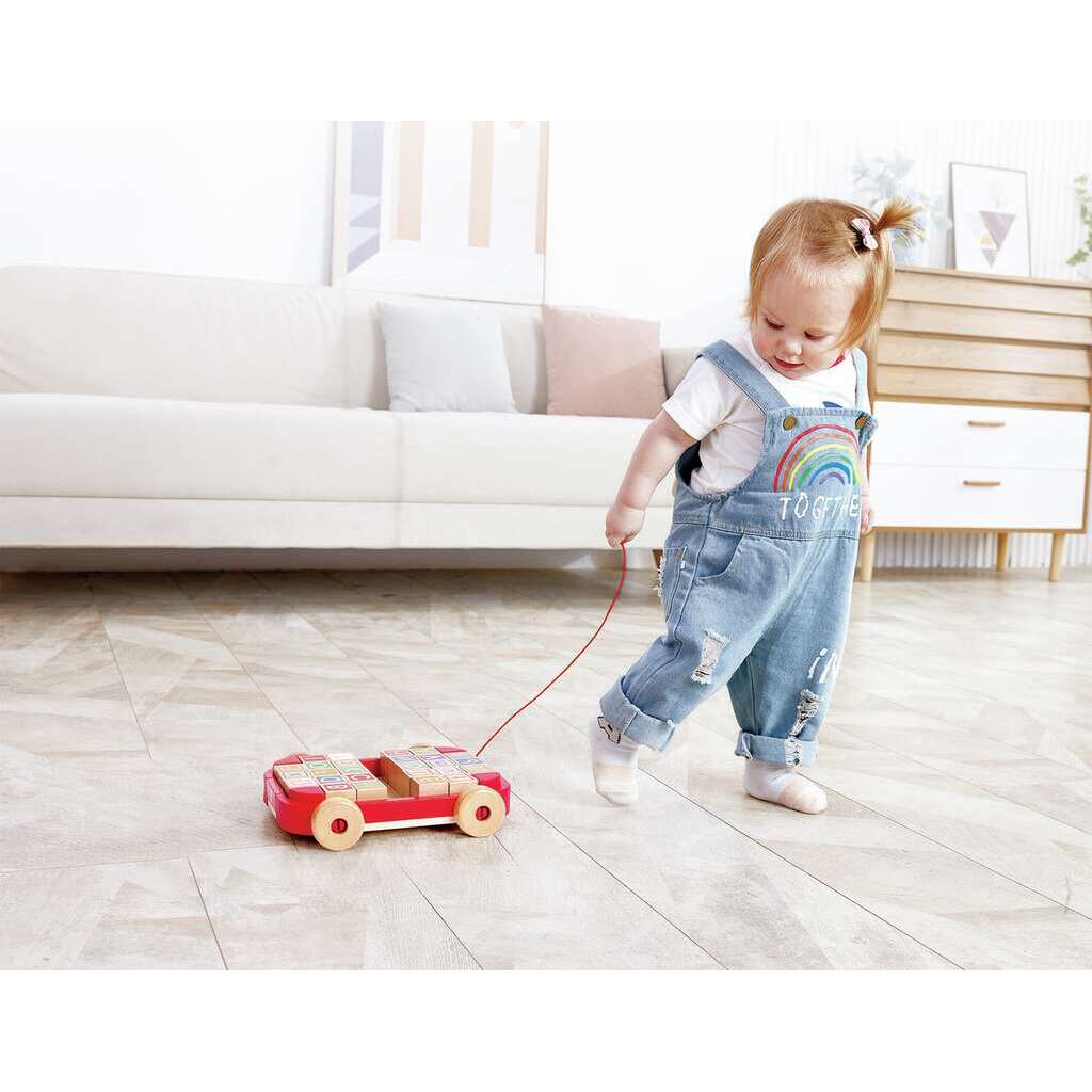 Buchstabenbauklötze im Nachziehwagen