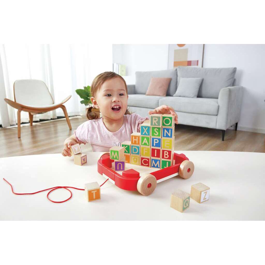 Buchstabenbauklötze im Nachziehwagen