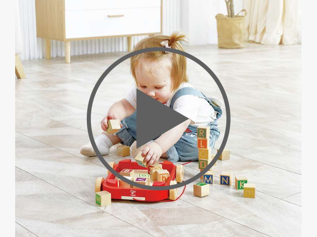 Buchstabenbauklötze im Nachziehwagen